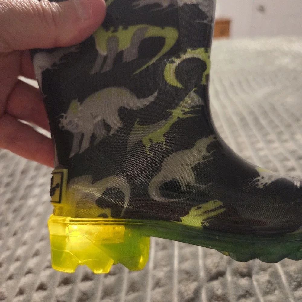 Western Chief Dinosaur Kids Light Up Rain Boots Green Black Size 5 Waterproof